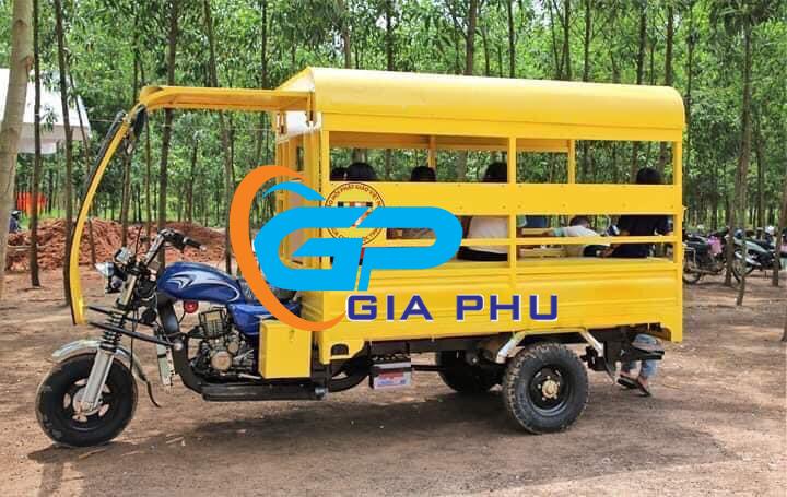 ảnh Xe Ba Bánh đang Chở Nhóm Học Sinh đến Trường Với Mũ Bảo Hiểm đầy đủ