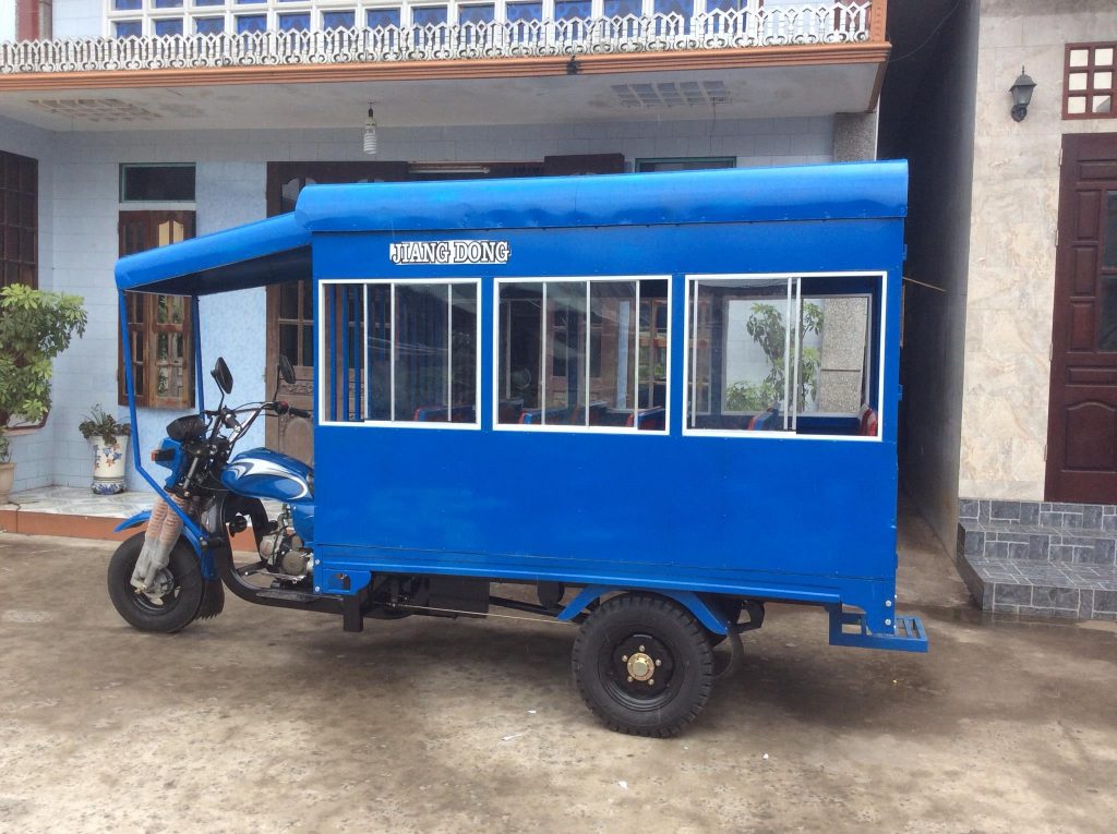 Xe Ba Gác Chở Học Sinh