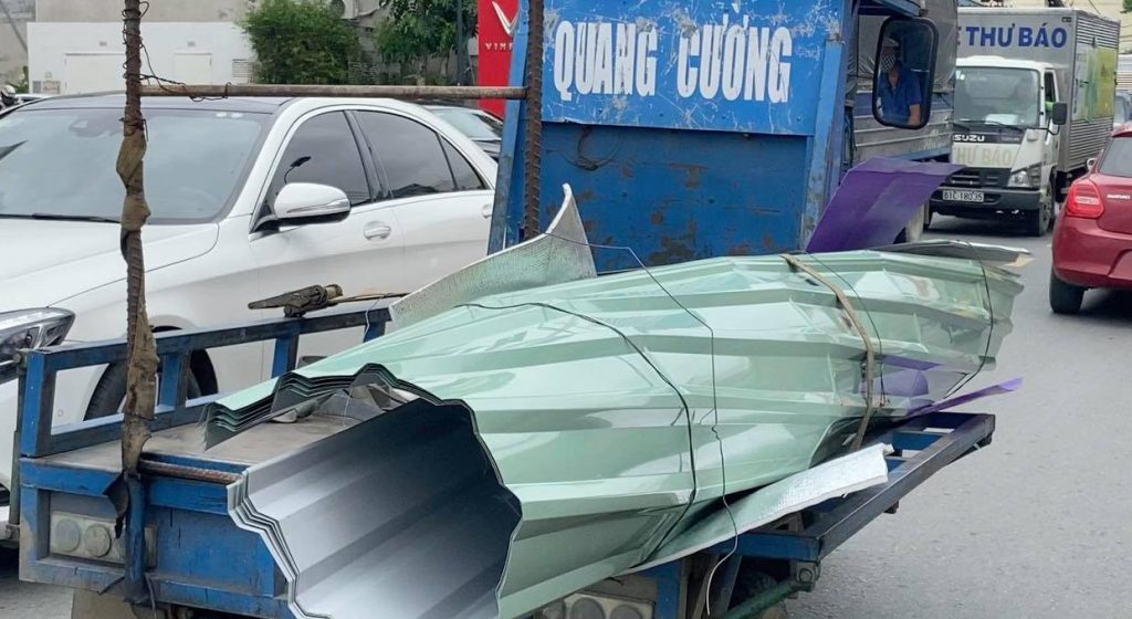 Xe 3 Gác đang Lăn Bánh Trên Cung đường để Chở Vật Liệu Xây Dựng