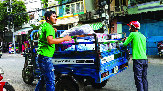 Ảnh Tài Xế Xe Ba Gác Grab đang Vận Chuyển Hàng Hóa.