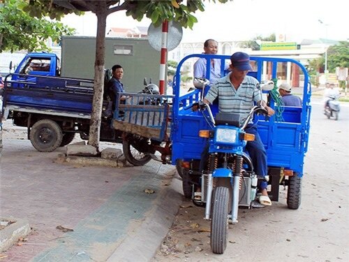 Hình ảnh Một Người Mua đang Kiểm Tra Xe Ba Gác Cũ Trước Khi Mua.