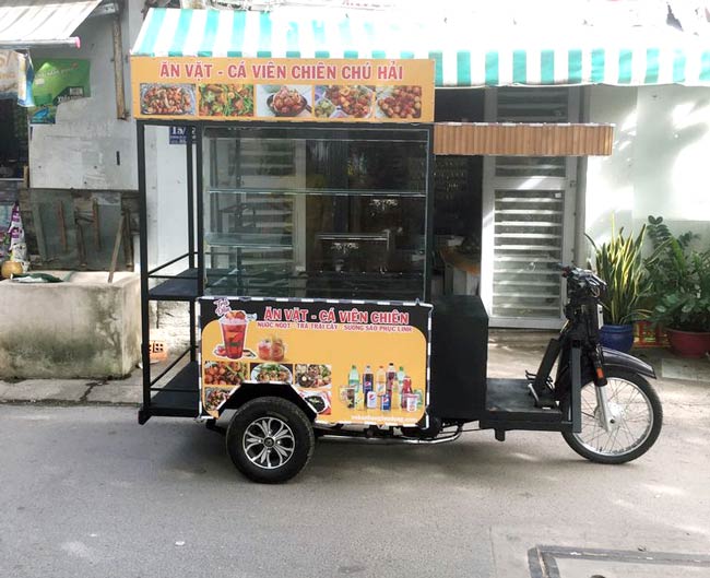 Hình ảnh Xe Ba Gác Bán Hàng Rong Tại Một địa điểm đông Người