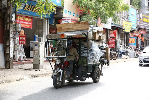 Hình ảnh Xe Ba Gác Chở Hàng Di Chuyển Trên đường Phố