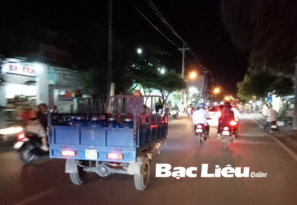 Hình ảnh Xe Ba Gác Vận Chuyển Hàng Hóa Vào Ban đêm